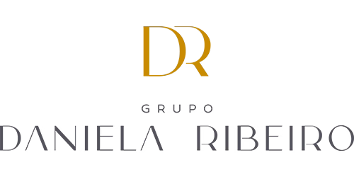 Logo-para-fundo-chumbo-Oficial-Grupo-Daniela-Ribeiro-sede-em-Blumenau-